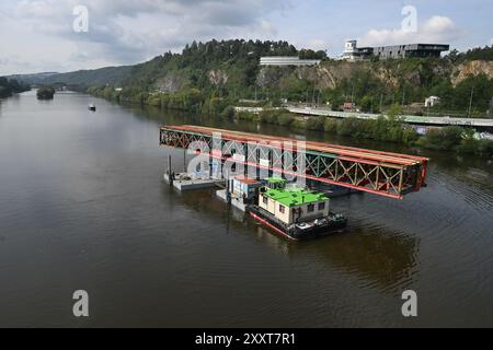 Praga, Repubblica Ceca. 26 agosto 2024. Trasporto via nave dell'ultima e più grande struttura in acciaio da Velka Chuchle al cantiere del Ponte Dvorecky, a Praga, Repubblica Ceca, 26 agosto 2024. Crediti: Michaela Rihova/CTK Photo/Alamy Live News Foto Stock