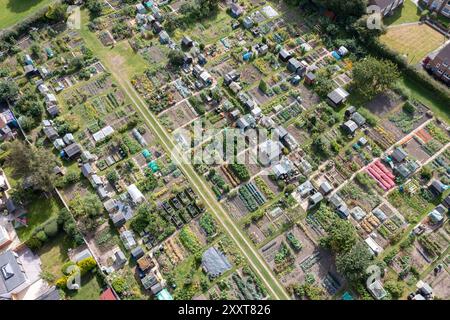Foto aerea diretta di un tipico giardino della comunità britannica nella città britannica di Harrogate, nel North Yorkshire, in Inghilterra Foto Stock