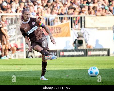 Amburgo, Germania. 25 agosto 2024. Jackson Irvine (FC St. Pauli #07) GER, FC St. Pauli vs. FC Heidenheim, 1. Bundesliga, 1. Spieltag, Fussball, Spielzeit 2024/2025, 25.08.2024 foto: Eibner-Pressefoto/ Stephanie Zerbe le NORMATIVE DFB/DFL VIETANO QUALSIASI USO DI FOTOGRAFIE COME SEQUENZE DI IMMAGINI E/O QUASI-VIDEO/dpa/Alamy Live News Foto Stock