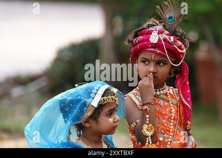 Ajmer, India. 24 agosto 2024. Bambini vestiti come divinità indù Radha e Krishna durante le celebrazioni del festival Janmashtami ad Ajmer, Rajasthan, India, il 26 agosto 2024. Festa di Janmashtami che segna il compleanno del Dio indù Krishna, celebrata ad Ashtami (ottavo giorno) del Krishna Paksha (due settimane buie) del mese santo di Bhadrapad (agosto-settembre) nel calendario indù. Foto di ABACAPRESS. COM credito: Abaca Press/Alamy Live News Foto Stock