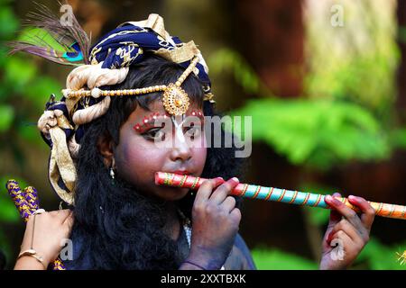 Ajmer, India. 24 agosto 2024. Bambini vestiti come divinità indù Radha e Krishna durante le celebrazioni del festival Janmashtami ad Ajmer, Rajasthan, India, il 26 agosto 2024. Festa di Janmashtami che segna il compleanno del Dio indù Krishna, celebrata ad Ashtami (ottavo giorno) del Krishna Paksha (due settimane buie) del mese santo di Bhadrapad (agosto-settembre) nel calendario indù. Foto di ABACAPRESS. COM credito: Abaca Press/Alamy Live News Foto Stock