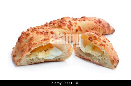 Gurian Khachapuri isolato su sfondo bianco Foto Stock