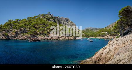 Imbarcazioni da diporto ancorate su acque turchesi, Cala Murta, Pollenca, Maiorca, Isole Baleari, Spagna Foto Stock