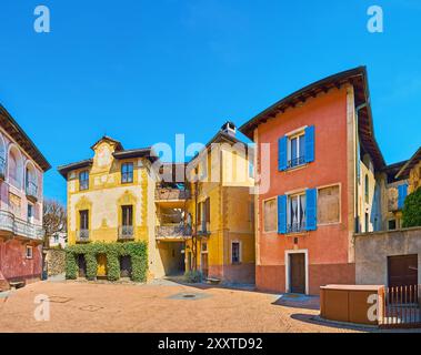 Case medievali conservate, decorate con affreschi su Piazza Montaa, Carona, Ticino, Svizzera Foto Stock