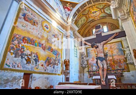 CARONA, SVIZZERA - 22 MARZO 2022: I colorati affreschi medievali rinascimentali italiani di Domenico pezzi nella cappella della chiesa parrocchiale di San Giorgio e. Foto Stock