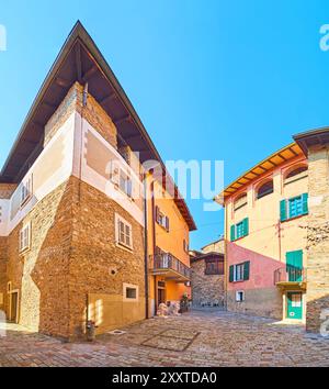 Piazza Piazzora a Carona con case medievali e palazzi storici conservati, Ticino, Svizzera Foto Stock