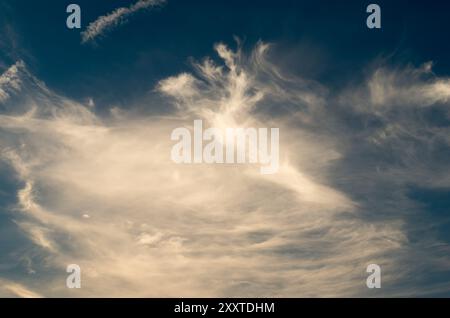 Nuvole di Cirrus nel cielo blu scuro e turchese al tramonto. Sfondo meteo. Trencin, Slovacchia Foto Stock