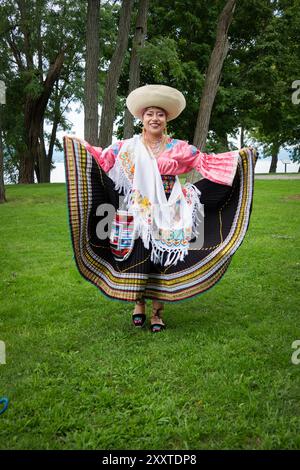 Ritratto di una donna attraente ballerina al Festival del patrimonio ecuadoriano a Croton Point Park a Croton-on Hudson a Westchester, New Yor Foto Stock