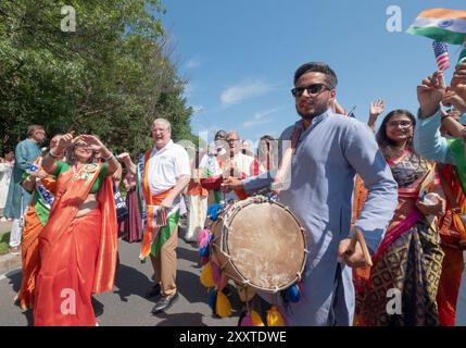 Un felice gruppo di manifestanti celebra l'anniversario dell'indipendenza dell'India alla parata di New City India Day nella contea di Rockland, New York. Foto Stock