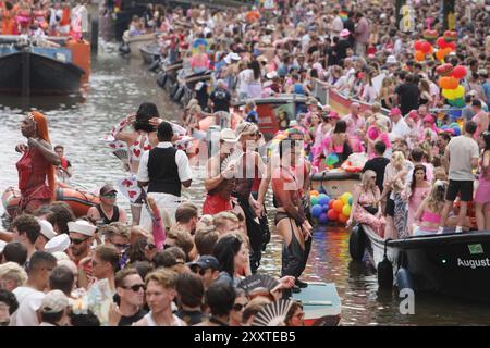I rivelatori sulla barca celebrano la LGBTQIA+ Canal Pride Parade sul canale Prinsengracht con il tema di quest'anno "insieme" il 3 agosto 2024 in AMS Foto Stock