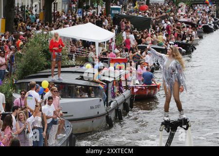 I rivelatori sulla barca celebrano la LGBTQIA+ Canal Pride Parade sul canale Prinsengracht con il tema di quest'anno "insieme" il 3 agosto 2024 in AMS Foto Stock