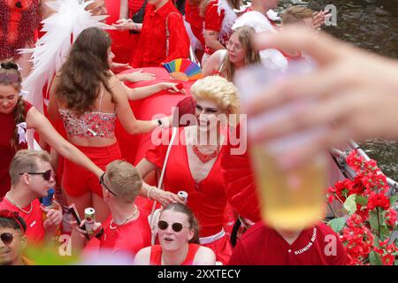 I rivelatori sulla barca celebrano la LGBTQIA+ Canal Pride Parade sul canale Prinsengracht con il tema di quest'anno "insieme" il 3 agosto 2024 in AMS Foto Stock