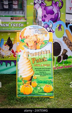 Zucca con gelato artigianale Twist in vendita al Polar Bear Ice Cream, un grande stand alla fiera della contea di Dutchess a Rhinebeck, New York. Foto Stock