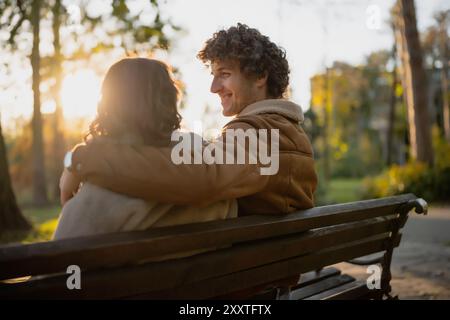 Coppia felice e amorevole che si gode il tempo insieme nel parco. Foto Stock
