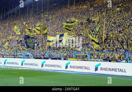 Segnale Iduna Arena Dortmund Germania, 24.8,2024, calcio: Bundesliga stagione 2024/25 Matchday 1, Borussia Dortmund (BVB, giallo) vs Eintracht Frankfurt (SGE, bianco) 2:0 - banner pubblicitario che promuove lo sponsor controverso Rheinmetall di fronte agli ultras BVB e ai tifosi sul famoso stand „Suedtribuene“ Foto Stock