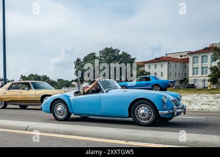 Gulfport, MS - 5 ottobre 2023: Vista grandangolare dell'angolo anteriore di una 1961 MG MGA 1600 Roadster in una fiera automobilistica locale. Foto Stock