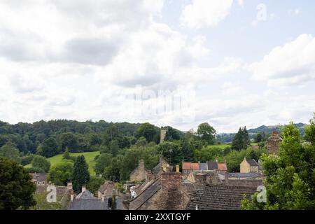 Foto della splendida città di Richmond, città commerciale e parrocchia civile nel North Yorkshire, Inghilterra, che mostra le vecchie case storiche nella Sum Foto Stock