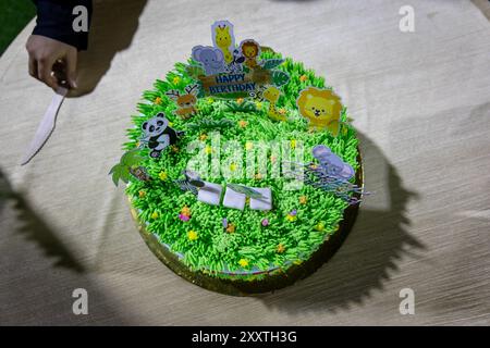 Splendida torta a tema foresta con ritagli di animali da diverse angolazioni Foto Stock