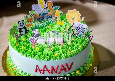 Splendida torta a tema foresta con ritagli di animali da diverse angolazioni Foto Stock