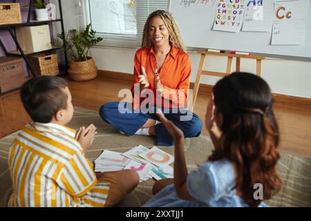 Educare i bambini in un ambiente luminoso in classe Foto Stock