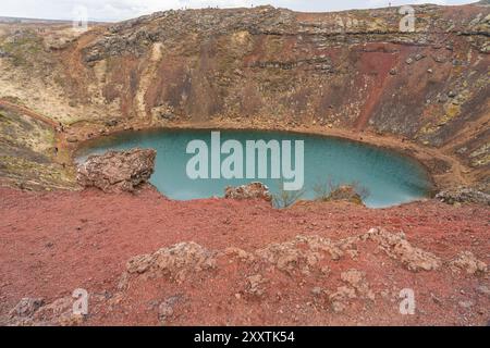 Vulcano Kerid con lago cratere blu nel cerchio dorato nel sud-est dell'Islanda a mai Foto Stock