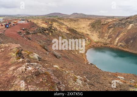 Vulcano Kerid con lago cratere blu nel cerchio dorato nel sud-est dell'Islanda a mai Foto Stock