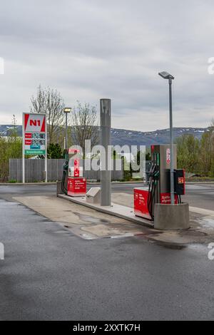 Laugarvatn, Islanda - mai 26.2024: Una stazione di servizio islandese della società N1 - loghi aziendali e prezzi della benzina nel paesaggio islandese Foto Stock