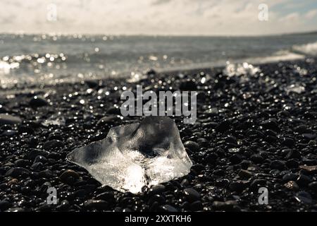 Blocchi di ghiaccio e iceberg rotti su una spiaggia vulcanica di sabbia nera a Diamond Beach in Islanda Foto Stock