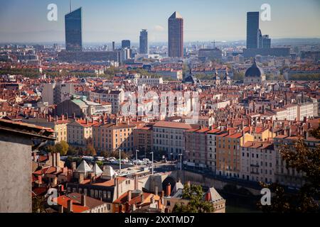 Lione (Francia centro-orientale): Vista panoramica della città e dei grattacieli dalla collina di Fourviere. Da sinistra a destra, i grattacieli "tou Foto Stock