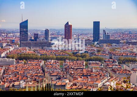 Lione (Francia centro-orientale): Vista panoramica della città e dei grattacieli dalla collina di Fourviere. Da sinistra a destra, i grattacieli "tou Foto Stock