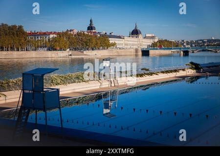Lione (Francia centro-orientale): Piscina “Centre nautique Tony-Bertrand” lungo il fiume Rodano, nel 7° arrondissement (distretto) Foto Stock