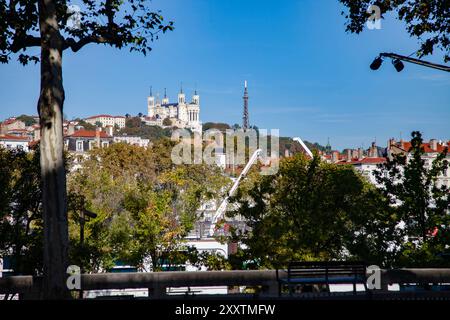 Lione (Francia centro-orientale): Panoramica del colle Fourviere e della Basilica di Notre-Dame de Fourviere. Sulla destra, la torre di metallo Foto Stock