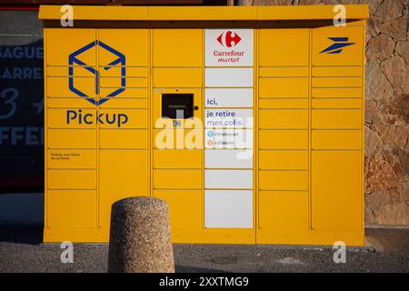 Mercato Carrefour a Briancon (Francia sud-orientale): Armadietto pacchi la Poste, casella postale automatizzata Foto Stock