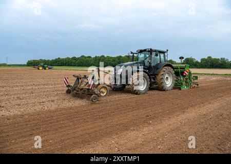 Sainte-Marguerite (Francia settentrionale): Semina di canapa biologica con seminatrice. Trattore nel campo CANAPA-it, semi di canapa, coltivazione di canapa, nat ecologico Foto Stock