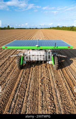 FarmDroid è un robot da campo completamente automatico, alimentato a energia solare, che automatizza la semina e la protezione delle piante. L'esclusiva precisione nella semina lo rende p Foto Stock