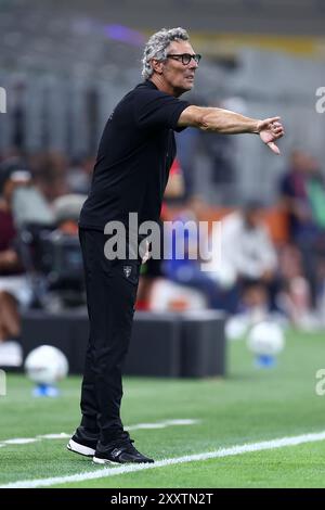 Luca Gotti, capo allenatore di noi Lecce gesti durante la partita di serie A tra FC Internazionale e noi Lecce allo Stadio Giuseppe Meazza il 24 agosto 2024 a Milano Italia. Foto Stock