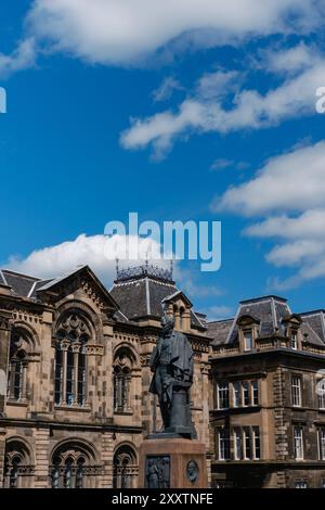 EDIMBURGO - 28 LUGLIO 2024: Un'importante statua di William Henry Playfair si erge su un cielo blu luminoso vicino al Museo Nazionale di Scozia. Foto Stock