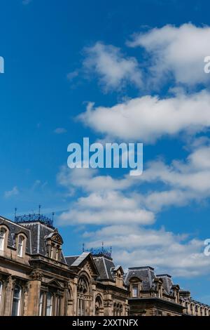 EDIMBURGO - 28 LUGLIO 2024: Le nuvole si spostano dolcemente sopra l'architettura classica di Edimburgo, mostrando una giornata luminosa e soleggiata. Foto Stock