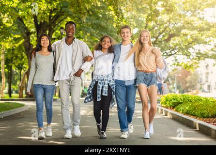 Studenti internazionali che camminano insieme nel parco pubblico dopo lo studio Foto Stock