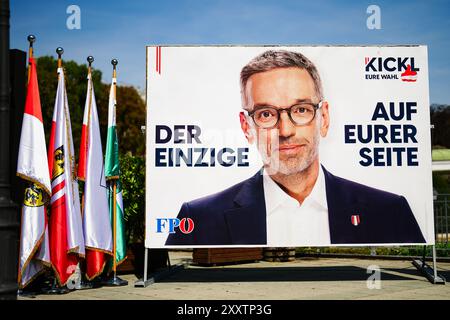 Manifesti elettorali dell'FPOE venerdì 23 agosto 2024, in occasione della conferenza stampa di FPÖ "presentazione della prima ondata di manifesti per le elezioni del Consiglio nazionale del 2024" a Vienna. "Der einzige auf eurer Seite" (l'unica dalla vostra parte) - 20240823 PD3561 credito: APA-PictureDesk/Alamy Live News Foto Stock