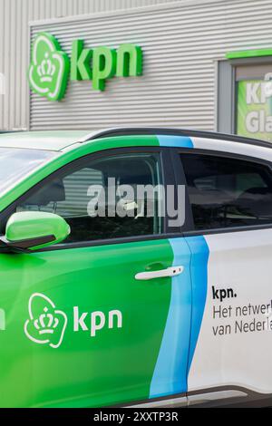 Arnhem, Paesi Bassi - 11 luglio 2024: Insegna del negozio e auto di servizio di KPN, una società olandese di telecomunicazioni, ad Arnhem, Paesi Bassi Foto Stock