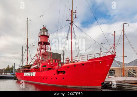 Den Helder, The Netherlands - November 11, 2021: Old lighthouse boat in the harbor of Den Helder, The Netherlands Foto Stock