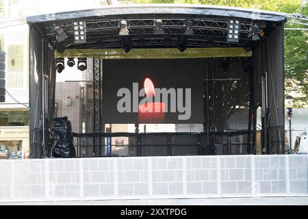 Solingen, Germania. 26 agosto 2024. Nastro di barriera, cordone di polizia sul Fronhof, sullo sfondo il palco vuoto, il cancelliere federale Olaf Scholz, il primo ministro Hendriok Wuest, Wust, il ministro dell'economia Mona Neubaur, il ministro dell'interno Herbert Reul e il sindaco Tim Kurzbach commemorano i tre morti e i diversi feriti sul Fronhof di Solingen, presumibilmente uccisi da un siriano di 26 anni venuto in Germania come migrante, Solingen, 26 agosto 2024 Foto Stock