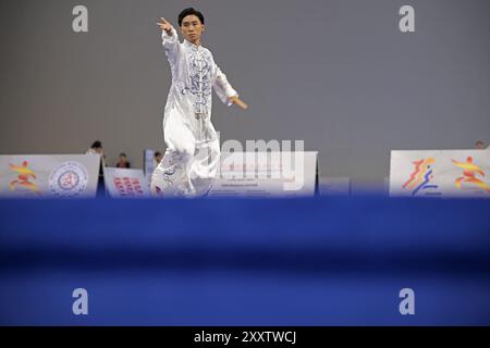 Singapore. 26 agosto 2024. Il Tay Yu Xuan di Singapore gareggia durante la partita maschile del gruppo B di Wu Style Taijiquan (45 movimenti) al 4° Campionato Mondiale di Taijiquan a Singapore, 26 agosto 2024. Credito: Poi Chih Wey/Xinhua/Alamy Live News Foto Stock