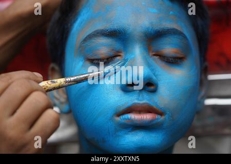 Dacca, Dacca, Bangladesh. 26 agosto 2024. A causa delle inondazioni in corso in 12 distretti, compresa la regione orientale del Bangladesh, il Bangladesh Puja Celebration Committee ha deciso di osservare la tradizionale processione Janmashtami per Lord Shri Krishna in modo limitato. La processione si svolse oggi, il 26 agosto 2024, partendo da Palashi presso l'Università di Dacca e terminando al Bahadur Shah Park nella Vecchia Dacca. Durante la processione, c'era una presenza significativa delle forze dell'ordine per prevenire qualsiasi disturbo. Crediti: ZUMA Press, Inc./Alamy Live News Foto Stock