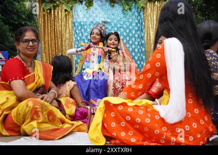 Dacca, Dacca, Bangladesh. 26 agosto 2024. A causa delle inondazioni in corso in 12 distretti, compresa la regione orientale del Bangladesh, il Bangladesh Puja Celebration Committee ha deciso di osservare la tradizionale processione Janmashtami per Lord Shri Krishna in modo limitato. La processione si svolse oggi, il 26 agosto 2024, partendo da Palashi presso l'Università di Dacca e terminando al Bahadur Shah Park nella Vecchia Dacca. Durante la processione, c'era una presenza significativa delle forze dell'ordine per prevenire qualsiasi disturbo. Crediti: ZUMA Press, Inc./Alamy Live News Foto Stock