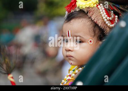 Dacca, Dacca, Bangladesh. 26 agosto 2024. A causa delle inondazioni in corso in 12 distretti, compresa la regione orientale del Bangladesh, il Bangladesh Puja Celebration Committee ha deciso di osservare la tradizionale processione Janmashtami per Lord Shri Krishna in modo limitato. La processione si svolse oggi, il 26 agosto 2024, partendo da Palashi presso l'Università di Dacca e terminando al Bahadur Shah Park nella Vecchia Dacca. Durante la processione, c'era una presenza significativa delle forze dell'ordine per prevenire qualsiasi disturbo. Crediti: ZUMA Press, Inc./Alamy Live News Foto Stock