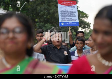 Dacca, Dacca, Bangladesh. 26 agosto 2024. A causa delle inondazioni in corso in 12 distretti, compresa la regione orientale del Bangladesh, il Bangladesh Puja Celebration Committee ha deciso di osservare la tradizionale processione Janmashtami per Lord Shri Krishna in modo limitato. La processione si svolse oggi, il 26 agosto 2024, partendo da Palashi presso l'Università di Dacca e terminando al Bahadur Shah Park nella Vecchia Dacca. Durante la processione, c'era una presenza significativa delle forze dell'ordine per prevenire qualsiasi disturbo. Crediti: ZUMA Press, Inc./Alamy Live News Foto Stock