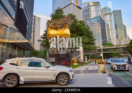 Una scena di strada nella nuova città di Zhujiang, un quartiere centrale degli affari nel distretto di Tianhe, città di Guangzhou, provincia del Guangdong, Cina. Foto Stock