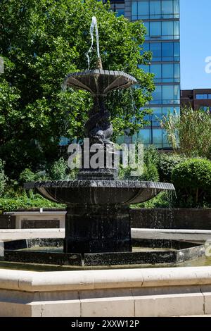 Londra - 06 14 2022: Fontana nei Bessborough Gardens Foto Stock